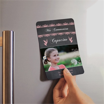 Faire-part communion dentelle rose magnet - Mise en situation