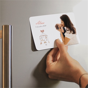Faire-part naissance joli petit mobile magnet - Mise en situation