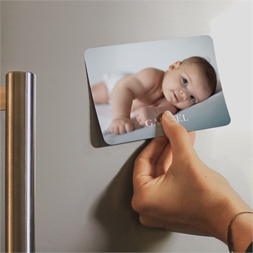 Faire-part naissance son petit portrait magnet - Mise en situation