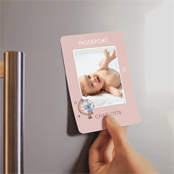 Faire-part naissance passeport fille magnet - Mise en situation