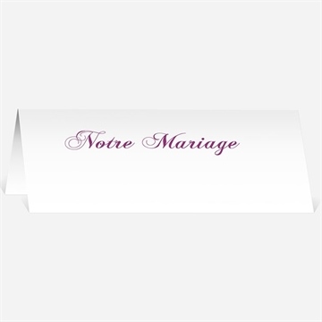 Marque-place mariage dans un lit de roses