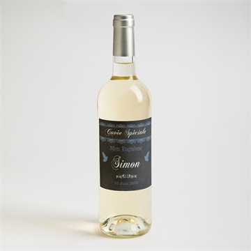 Etiquette de bouteille baptême ardoise chic et sacrée - Mise en situation