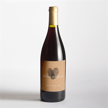 Etiquette de bouteille mariage coeur croisé - Mise en situation