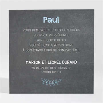 Remerciement baptême fanions bleus sur ardoise - Dos du faire-part