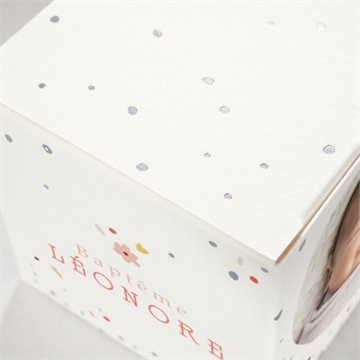 Boîte de dragées baptême portrait en tourbillon - Détail de la boîte