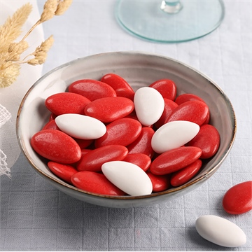 Dragées rouge coquelicot pour communion - chocolat - Mise en situation