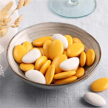 Dragées jaune safran pour communion - chocolat - Mise en situation
