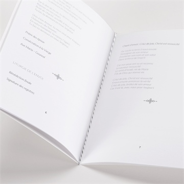 Livret de messe mariage lettering - Mise en situation