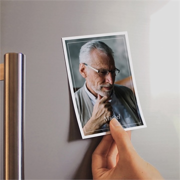 Remerciement décès beau portrait magnet - Mise en situation