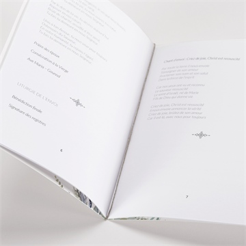 Livret de messe mariage délicatesse d’aquarelle - Mise en situation