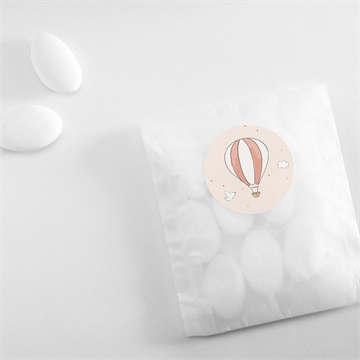Sticker naissance petite montgolfière - Mise en situation
