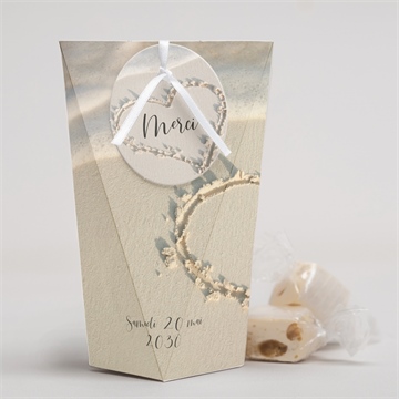 Boîte surprise mariage dans le sable plié