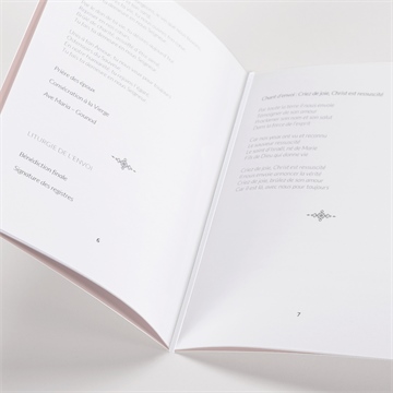 Livret de messe mariage élégance rose - Mise en situation