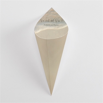 Cornet confettis mariage dans le sable plié