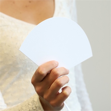 Eventail mariage création vierge pliée - Mise en situation