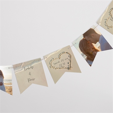 Guirlande mariage dans le sable plié