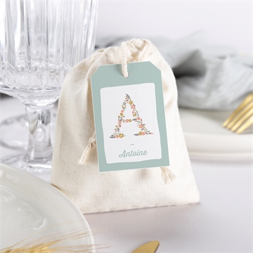 Boîte de dragées baptême alphabet original pochon - Mise en situation