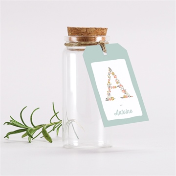 Boîte de dragées baptême alphabet original mignonette - Mise en situation