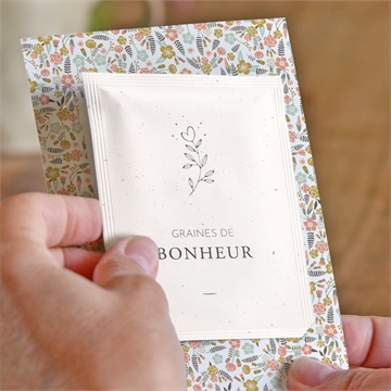 Faire-part naissance belle initiale avec graines - Mise en situation