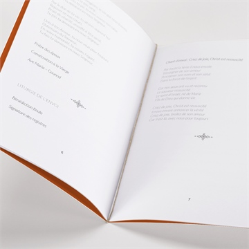 Livret de messe mariage terracotta estival - Mise en situation