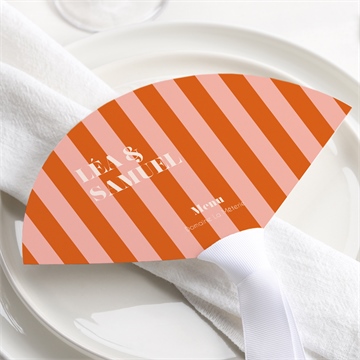 Menu mariage orange et fuchsia éventail - Mise en situation