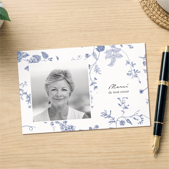 Remerciement décès fleurs bleues paysage