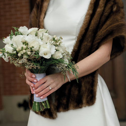 Fourrure sur une robe de mari&eacute;e