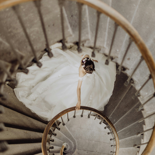 Robe dans escalier