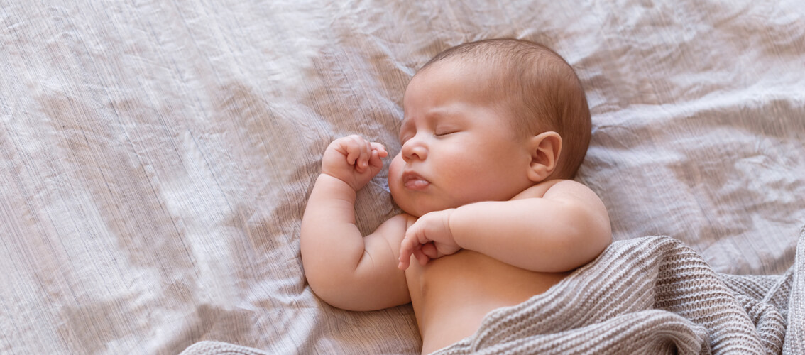 Jolie photo d'un bébé qui dort