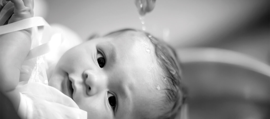 Prendre un bébé en photo pendant son baptême