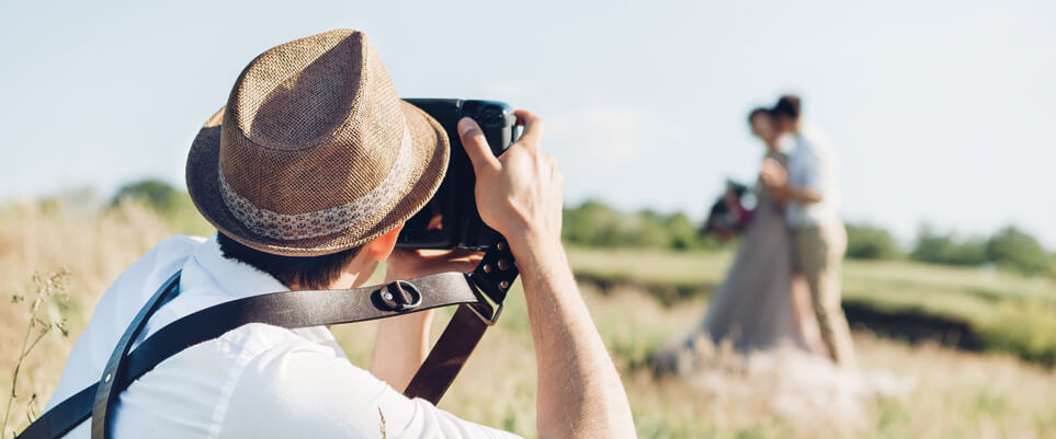 Un photographe pro prend de mariés en photo
