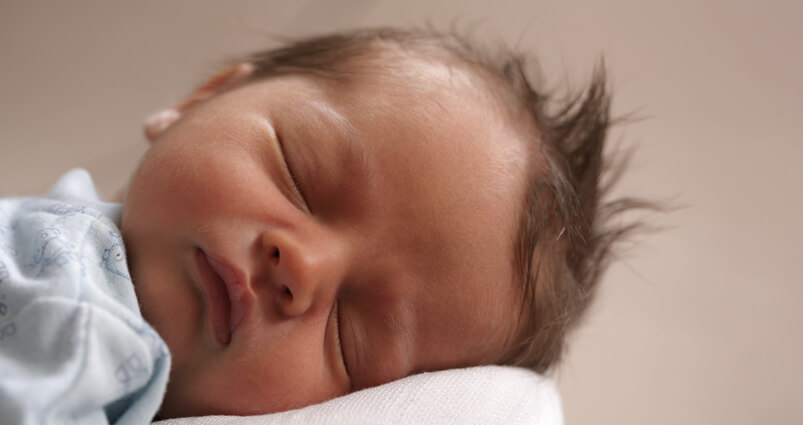 Joli portrait d'un bébé à la naissance